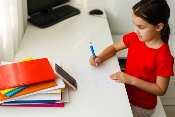 Educação Online Distância Menina Escreve Fórmulas — Fotografia de Stock