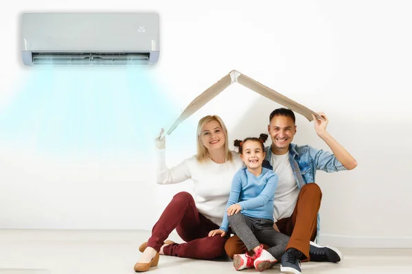 Air Conditioning Living Room Happy Family Moving New Apartment — Stock Photo, Image