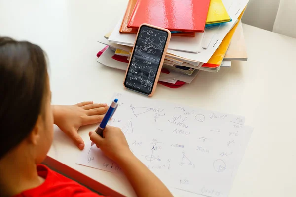 Afstandsonderwijs Online Onderwijs Klein Meisje Schrijft Formules — Stockfoto