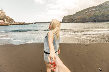 Mutlu aile şafak vakti sahilde duruyor.