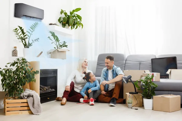 Happy Family Pod Klimatizací Doma — Stock fotografie