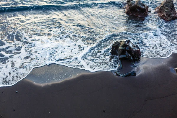 Uma Pessoa Deitada Numa Praia Foto Alta Qualidade — Fotografia de Stock