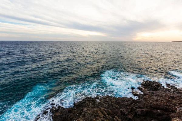 Oceánské Vlny Narážejí Narážejí Kameny — Stock fotografie