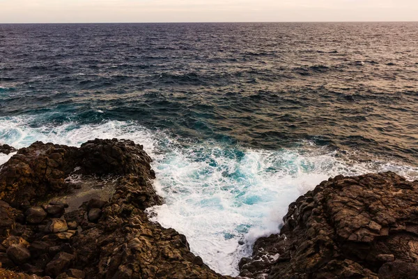 Ondas Oceano Bater Bater Contra Pedras — Fotografia de Stock