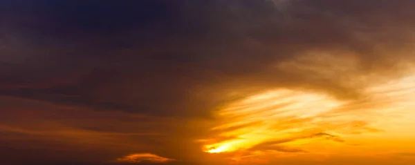 Vacker Solnedgång Himmel Bakgrund Till Naturområden — Stockfoto