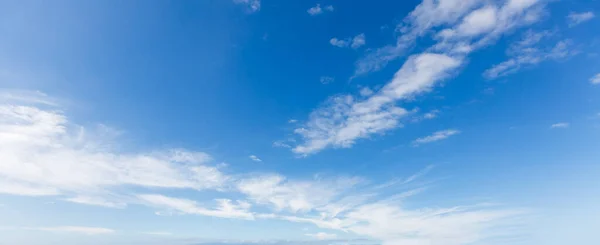 Blå Himmel Bakgrund Med Små Moln Panorama — Stockfoto