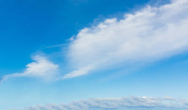 Blå Himmel Bakgrund Med Små Moln Panorama — Stockfoto