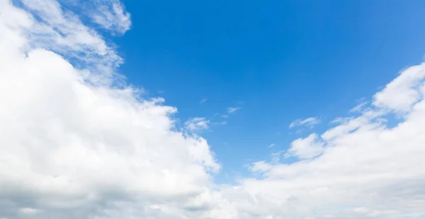 Blå Himmel Bakgrund Med Små Moln Panorama — Stockfoto