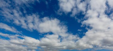 Küçük bulutlu mavi gökyüzü arkaplanı. panorama