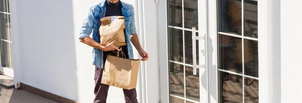 Man Leveren Van Online Kruideniersbestelling — Stockfoto