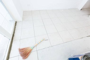 Bitmemiş bir apartman dairesi, beyaz bir ofis odasında onarım.