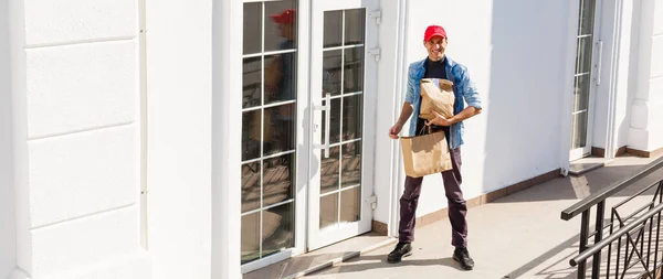 Man Delivering Online Grocery Comanda — Fotografie, imagine de stoc