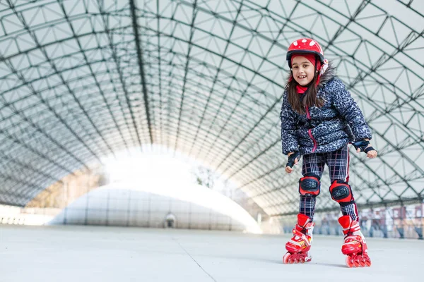 Klein Meisje Rolschaatsen Rolschaatsbaan — Stockfoto