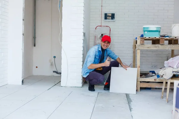 Padrone Sta Installando Tegola Ceramica Pavimento Una Camera Premendo Giù — Foto Stock