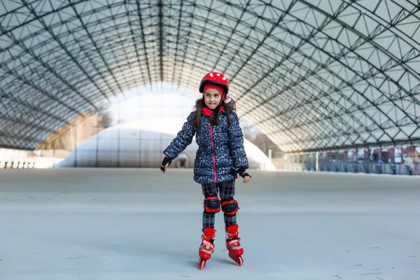 Pouco Bonito Feliz Menina Rollerblading Grande Hangar — Fotografia de Stock