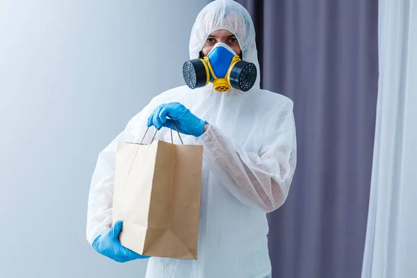 Arka Planda Koruyucu Giysili Bir Adam Var Virüs Araştırması — Stok fotoğraf