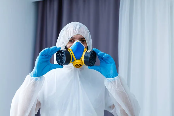 Homem Roupa Protetora Uma Máscara Gás Sobre Fundo Branco — Fotografia de Stock