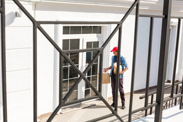 Delivery Man Delivering Food Home Online Grocery Shopping Service Concept — Stock Photo, Image