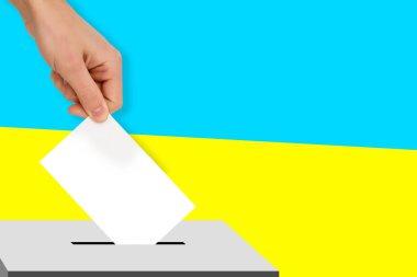 Bayrağın arka planına, devlet seçimleri konseptine, referanduma karşı oy pusulasını düşürdü