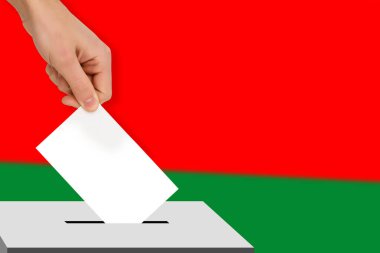 Bayrağın arka planına, devlet seçimleri konseptine, referanduma karşı oy pusulasını düşürdü