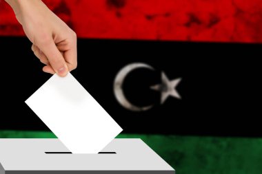 Bayrağın arka planına, devlet seçimleri konseptine, referanduma karşı oy pusulasını düşürdü