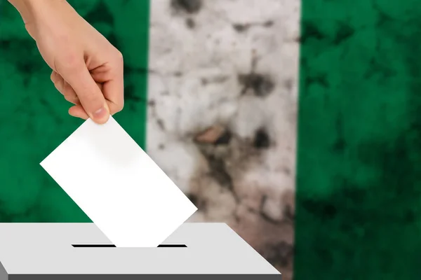 Hand Lässt Den Stimmzettel Vor Dem Hintergrund Der Flagge Fallen — Stockfoto