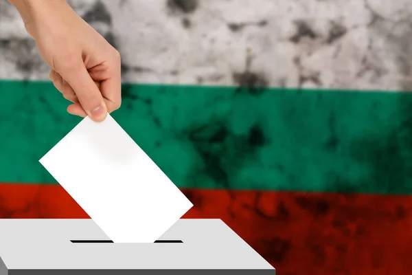 Hand Lässt Den Stimmzettel Vor Dem Hintergrund Der Flagge Fallen — Stockfoto