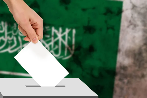 Hand Lässt Den Stimmzettel Vor Dem Hintergrund Der Flagge Fallen — Stockfoto