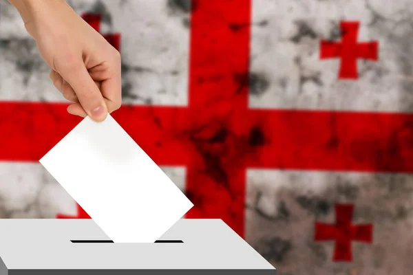 Рука Сбрасывает Избирательный Бюллетень Фоне Флага Концепции Государственных Выборов Референдума — стоковое фото