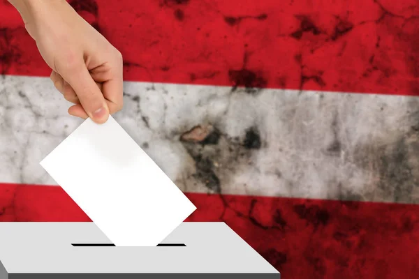 Hand Lässt Den Stimmzettel Vor Dem Hintergrund Der Flagge Fallen — Stockfoto