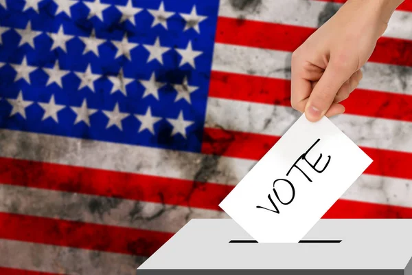Hand Lässt Den Stimmzettel Vor Dem Hintergrund Der Flagge Usa — Stockfoto