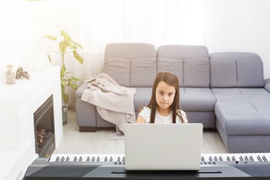 Çevrimiçi piyano dersleri sahnesi veya E-sınıfı öğrenme Coronavirus yayılırken veya covid-19 kriz durumundayken, vlog veya öğretmen öğrencilere evde öğrenim görmek için online piyano dersi veriyor.