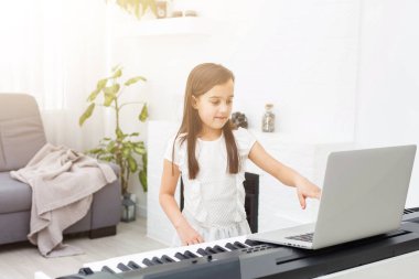 Çevrimiçi piyano dersleri sahnesi veya E-sınıfı öğrenme Coronavirus yayılırken veya covid-19 kriz durumundayken, vlog veya öğretmen öğrencilere evde öğrenim görmek için online piyano dersi veriyor.