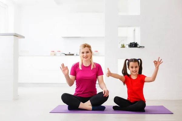 Madre Hija Haciendo Ejercicios Yoga Esterilla Casa — Foto de Stock