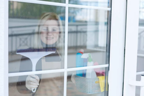 Femme Nettoyant Une Fenêtre Dans Bureau — Photo