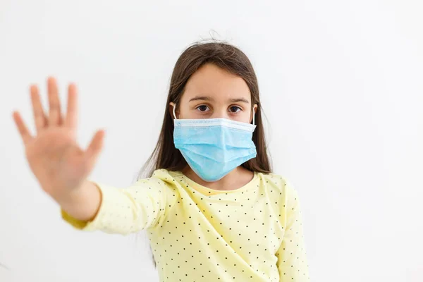 Κοριτσάκι Μάσκα Μιας Χρήσης Ελαφρύ Φόντο Προστασία Από Επιδημία Του — Φωτογραφία Αρχείου