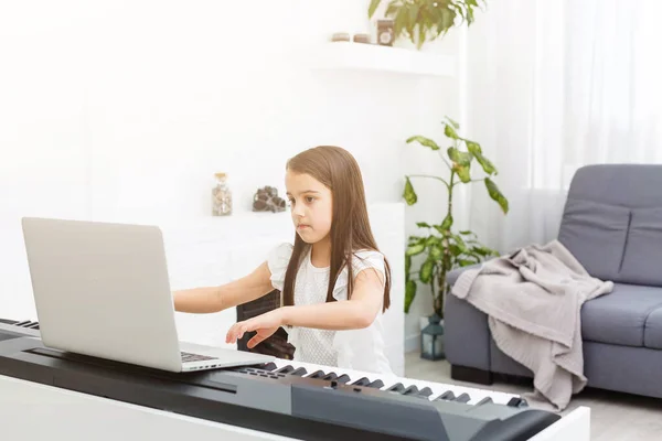 Красивый Молодой Музыкант Играет Дома Классическом Цифровом Пианино Время Онлайн — стоковое фото