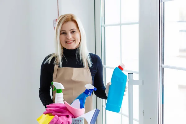 Koruyucu Eldivenli Güzel Bir Kadın Ofisi Temizliyor — Stok fotoğraf