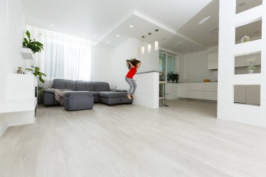 Beyaz bir odada tanımlanmamış bir kişi