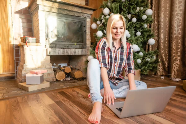 Laptop Árvore Natal Uma Velha Casa Madeira — Fotografia de Stock