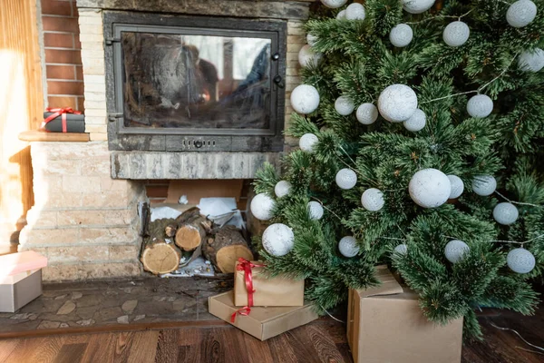 有圣诞树的木制小屋的内部 — 图库照片