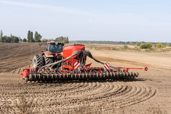 Trattore Che Coltiva Terreno Prepara Campo Semina — Foto Stock