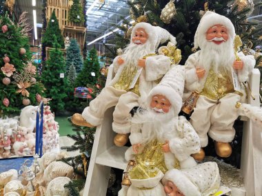 Noel tatilleri, balolar ve diğer mevsimlik sanat eserleri için alışveriş. Büyük bir süpermarkette modern, klasik ve geleneksel ürünler.