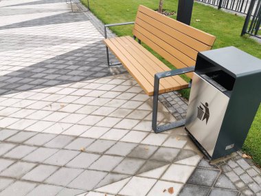 Parkta yeşil çimenli bir patika.