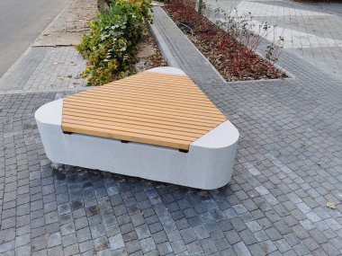 Parktaki üçgen ahşap bank.