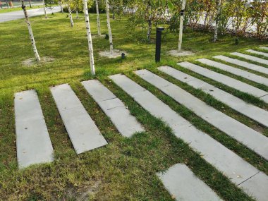 Arka planda ağaçlar olan çimenli bir bölgenin üzerine bir işaret. Yüksek kalite fotoğraf