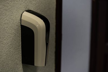 Duvarda modern hareket sensörü var.