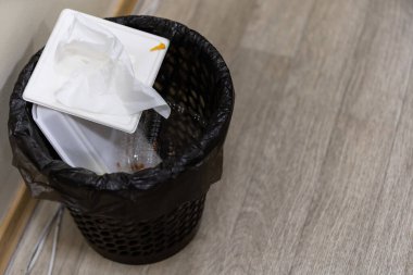 Plastik kaplarla siyah çöp geri dönüşüm kutusu