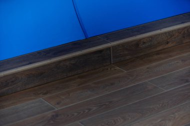 Tahta kaplamalara bas.