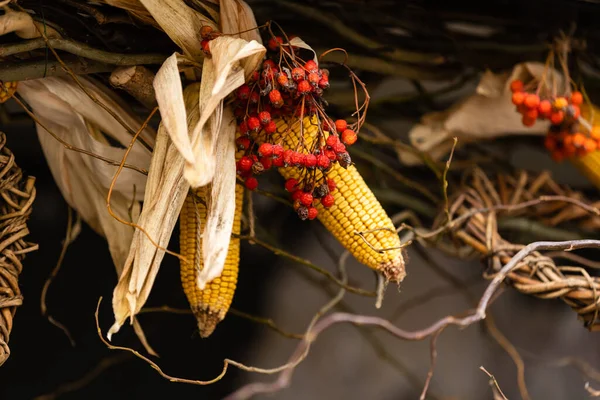 Érett Sárga Kukorica Stover Húr Ajtó Felett Vidéki Parasztház Szimbóluma — Stock Fotó